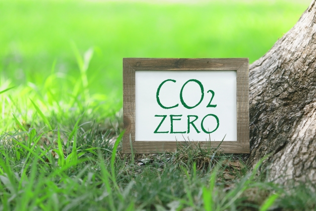 CO2 ZEROと書かれたパネル