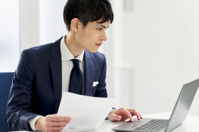 書類を作成している男性