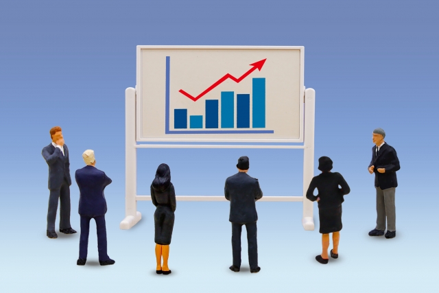 棒グラフを見るビジネスマンたち