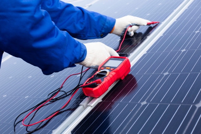 太陽光パネルを設置している男性