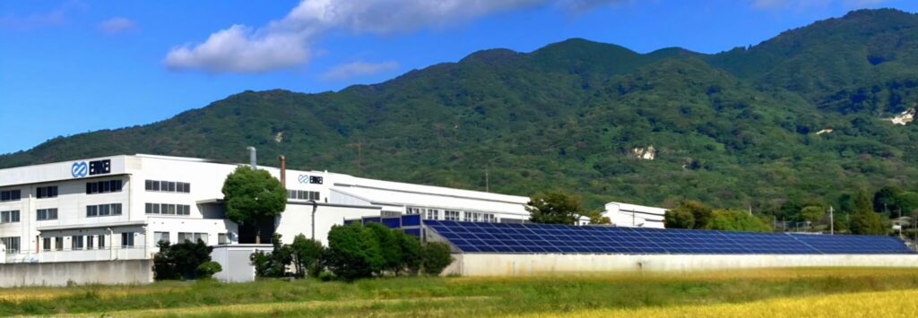 工場の屋根に設置された太陽光パネル