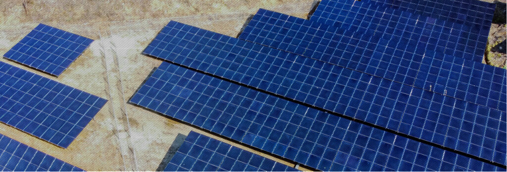 山岡町に設置された太陽光パネル