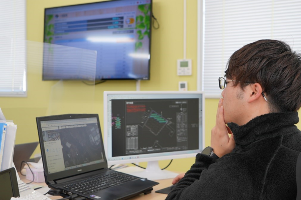 パソコンで調査をしているスタッフ
