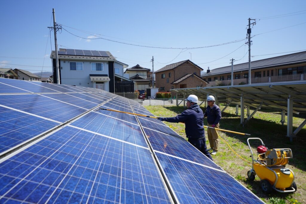太陽光パネルのメンテナンスをしているスタッフ