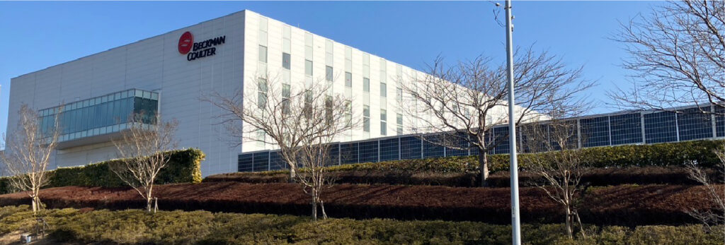 ベックマン・コールター株式会社に設置された太陽光パネル