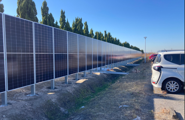 駐車場に設置された太陽光パネル