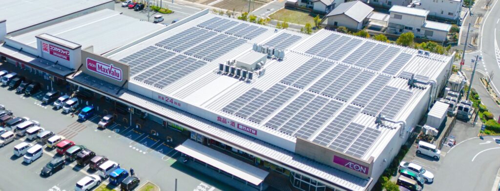 マックスバリュ店舗の屋上に設置された太陽光パネル
