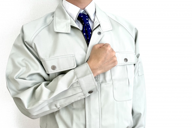 胸に手を当てている作業員