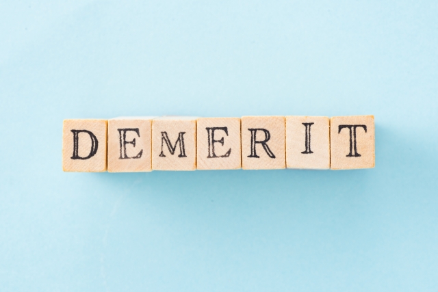 DEMERITと書かれたブロック